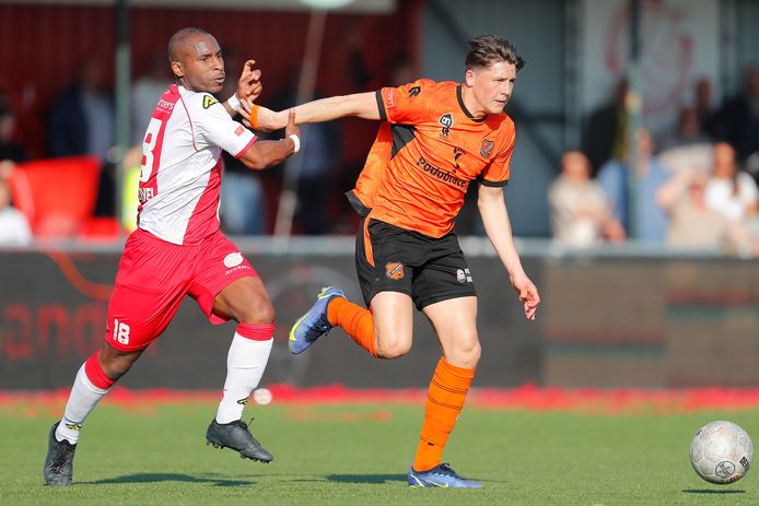Darren Rosheuvel van IJsselmeervogels (l) probeert Robin Schulte van Jong FC Volendam af te stoppen.