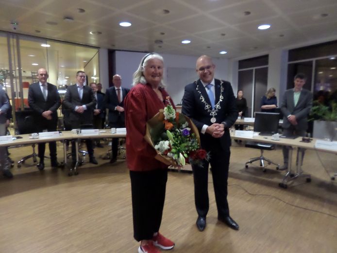 Pauline van den Tol-de Weert met burgemeester Egbert Lichtenberg na de uitreiking van de koninklijke onderscheiding.