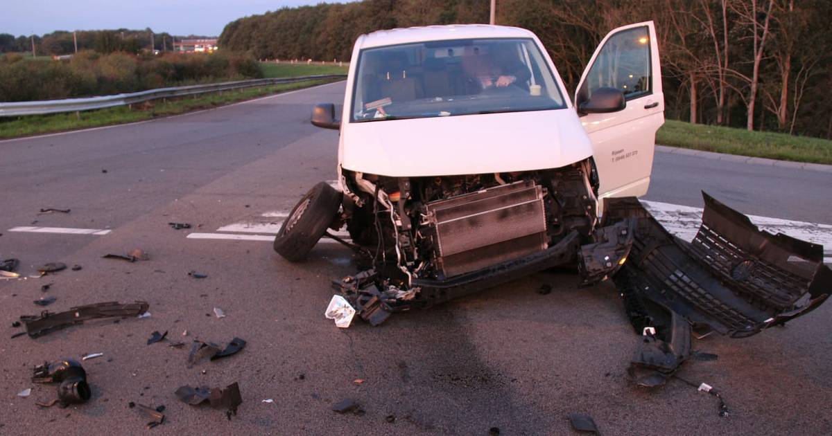 Ravage op N332 bij Holten na botsing tussen busje en auto.