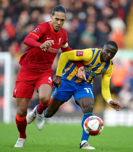 Van Dijk krijgt complimenten na bezoek aan kleedkamer Shrewsbury: ‘Een echte gentleman’