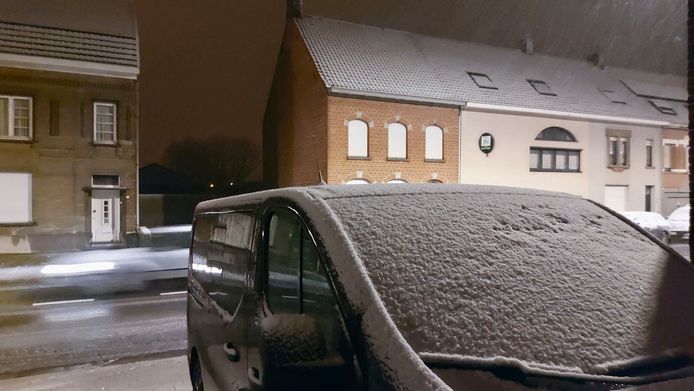 Sneeuw in de Izegemsestraat in Sint-Eloois-Winkel.