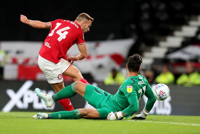 Bristol City's Andreas Weinmann passeert Derby-doelman Kelle Roos.