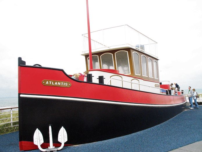 De speelboot in volle glorie op de boulevard in Kijkduin.
