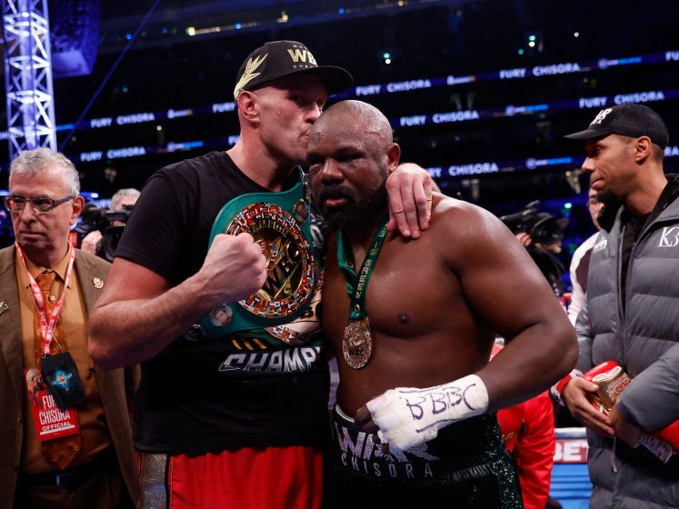 Bekijk hier de hoogtepunten | Tyson Fury deelt rake klappen uit in titelgevecht en vernedert andere bokser