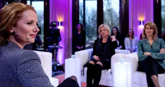 Fleur Agema (PVV), Jeanine Hennis-Plasschaert (VVD) en Monica Keijzer (CDA) voor aanvang van het eerste televisiedebat van Omroep WNL met vrouwelijke politici.