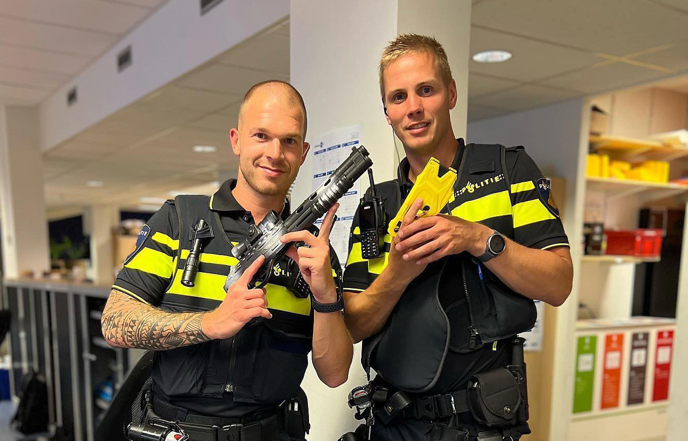 ‘Groot vuurwapen’ zet station op stelten politie met getrokken pistool trein in Foto