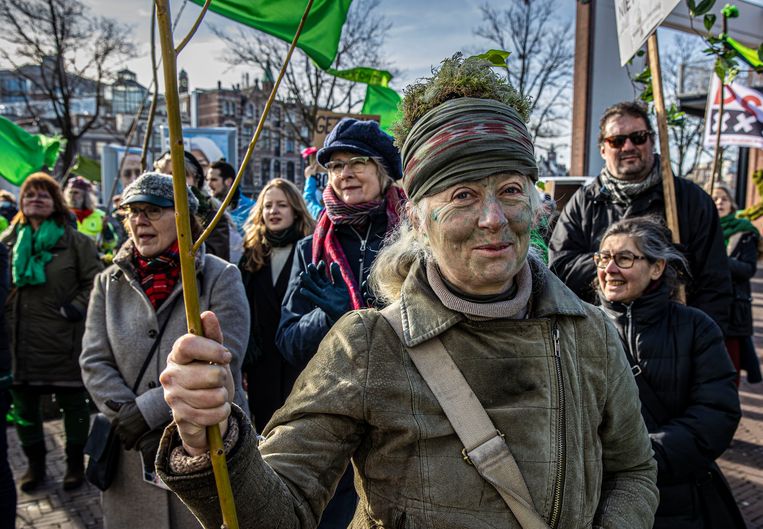 Natuurliefhebbers verzamelen zich tijdens de manifestatie 'De Groene Revolutie' voor het stadhuis. Beeld Amaury Miller