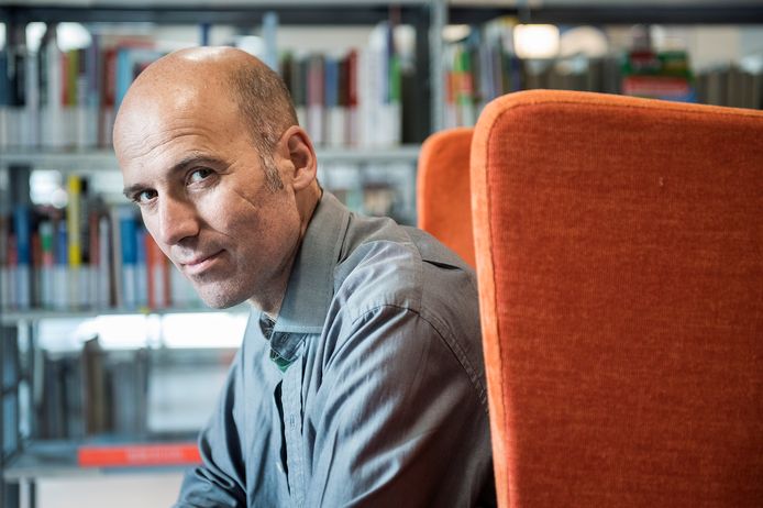 Thijs Goverde in de bibliotheek.