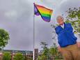 Cees van der Meer heeft jaren gestreden voor een vlaggenmast in zijn wijk, hij is trots dat het hem gelukt is.
