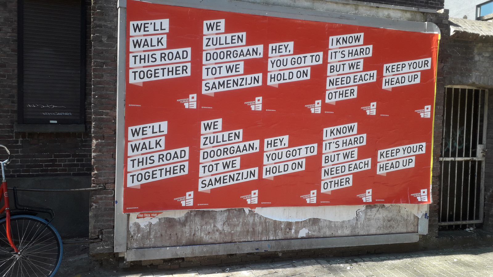 Hedendaags verlies herhaling Keep your head up': 013 plakt posters met opbeurende songteksten | Foto |  bd.nl
