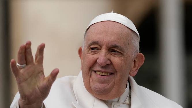 “Nette amélioration” de la santé du pape, hospitalisé pour une bronchite