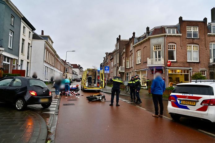 De bromfietser reed op de Rosendaalsestraat en kwam ter hoogte van de Verlengde Hoflaan in botsing met een auto.