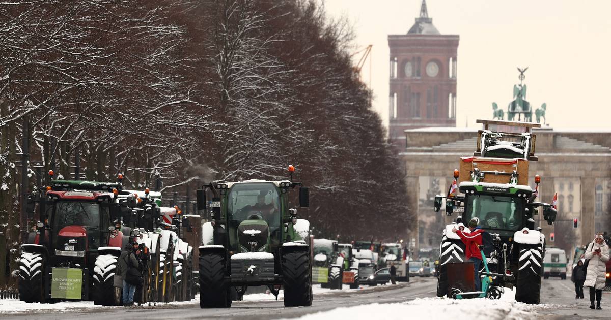 Angry farmers continue to drive tractors around the government district of Berlin  outside