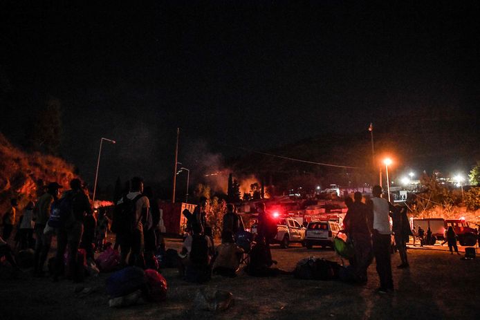 In het vluchtelingenkamp Vathy op het Griekse eiland Samos is zondagavond een grote brand uitgebroken.