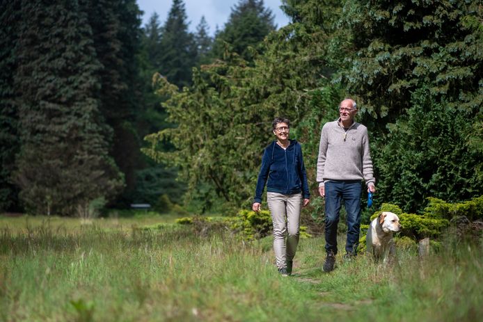 Willy de Waal en Henk Altena struinen met hun hond Snuppe heel wat af door de naaldbomentuin op de Eelerberg.