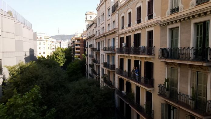 Dal balcone della facciata, Ornelis poteva vedere la gigantesca torre di comunicazione del Tibidabo, la collina più alta della città