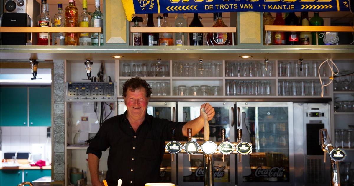 Caféhouder Simon bezorgt patat en haalt biljarters op; enige kroeg in Hulsel weer springlevend