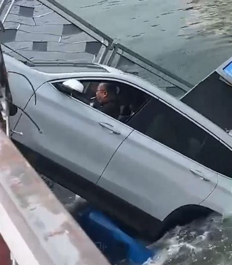 Un automobiliste rate complètement sa manœuvre et termine dans l'eau
