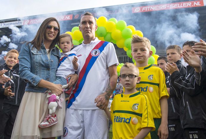 Fernando Ricksen speelde in 2015 nog een laatste wedstrijd met vrienden en oud-teamgenoten in het stadion van Fortuna Sittard.