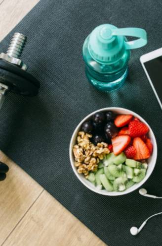 Sportdië­tis­te legt uit hoe de juiste voeding jouw sportpres­ta­ties verbetert: “Skyr of Griekse yoghurt helpen voor je spierherstel”