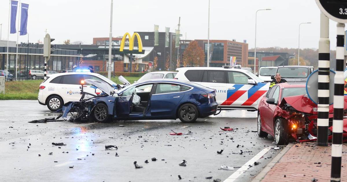 Grote ravage na aanrijding op N35 bij Nijverdal: twee autos botsen frontaal, één persoon gewond.