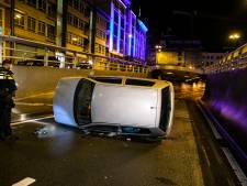 Wéér eens een ongeluk in Arnhemse Willemstunnel: bestuurder lanceert zijn auto op z’n kant