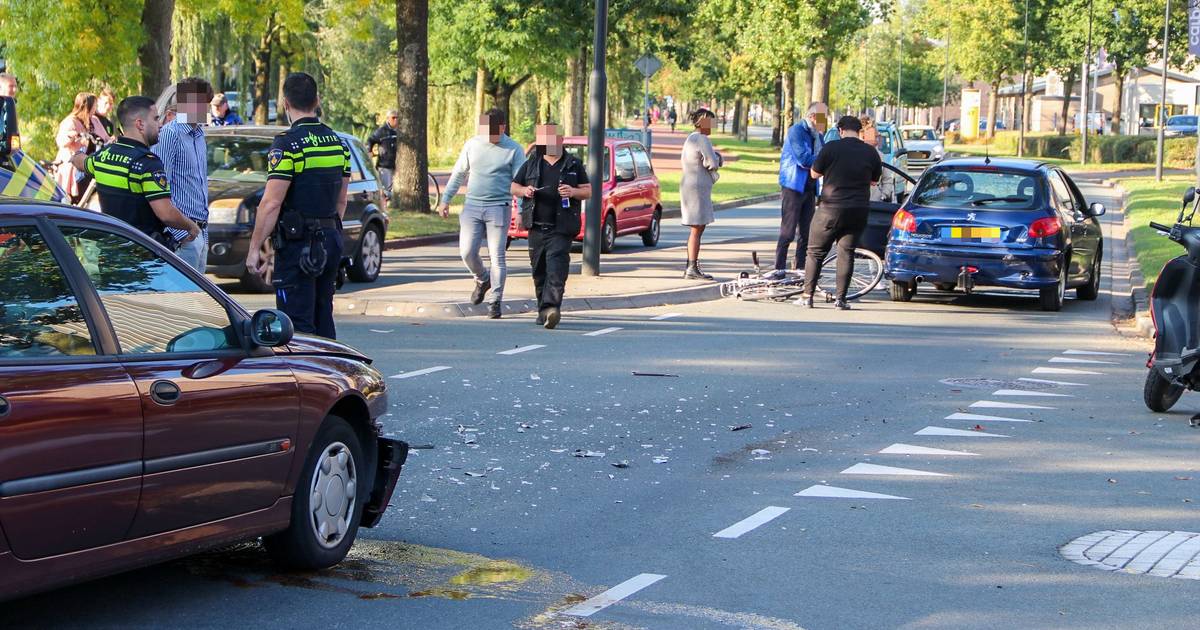 Dubbel ongeluk in Apeldoorn: een fiets en twee auto’s in kreukels.