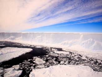Grootste ijsberg ter wereld breekt verder af in 'kleine' ijsbergen (en dat is goed nieuws voor dit eiland)