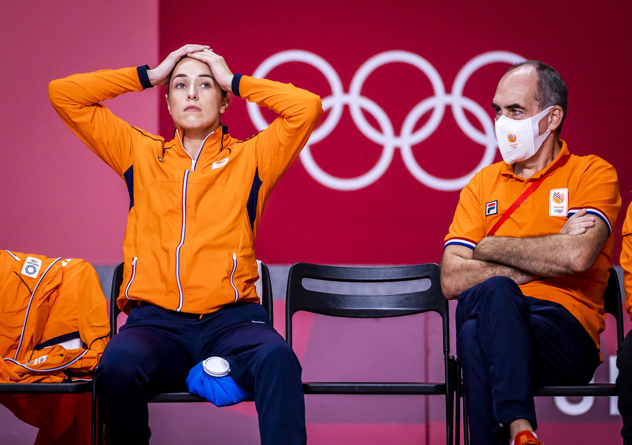 Lois Abbingh viel geblesseerd uit in de kwartfinale tegen Frankrijk op de Olympische Spelen.
