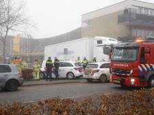 Drama bij laden en lossen voor supermarkt: vrouw (87) komt onder vrachtwagen en overlijdt