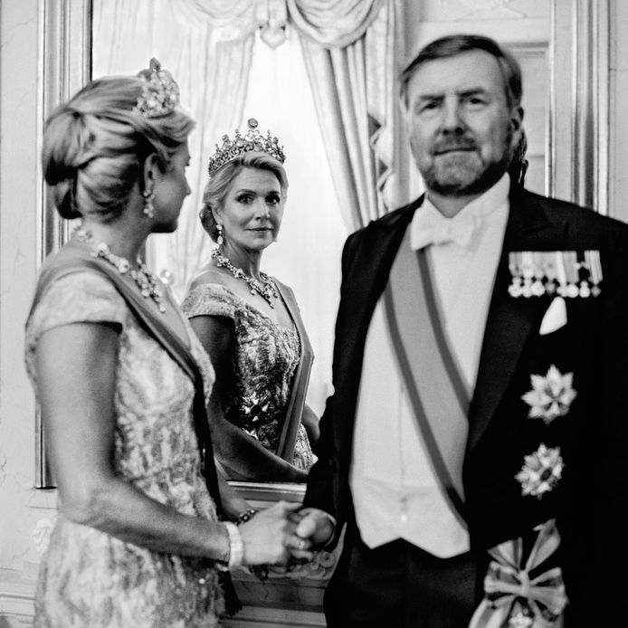 Naast de staatsiefoto’s is door Anton Corbijn ook een aanvullende analoge zwart-witfoto gemaakt van het Nederlands koningspaar.