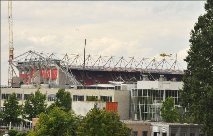 Dode En Veertien Gewonden Bij Instorten Dak Stadion Fc Twente Overig Bndestem Nl