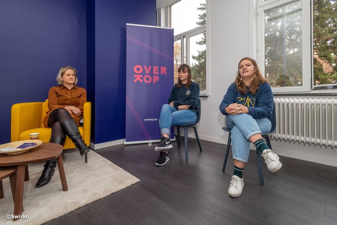 Burgemeester D'Haese en schepen Katrien Beulens openen het OverKop-huis in Aalst.