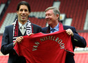 Ruud van Nistelrooy met Sir Alex Ferguson bij zijn presentatie op Old Trafford op 27 april 2001.