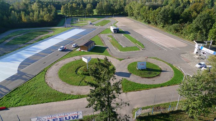 Het terrein van Verkeersschool Leeuw gezien vanaf de Boutenslaan. Op de achtergrond de Genneper Parken