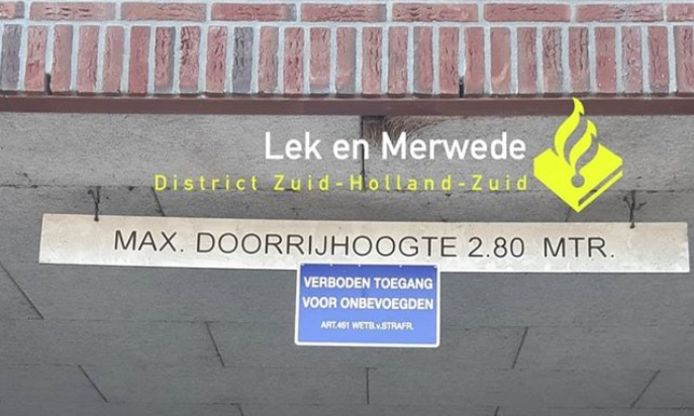 In verband met klachten heeft de politie borden geplaatst bij het parkeerdek van het Hof van Ammers.