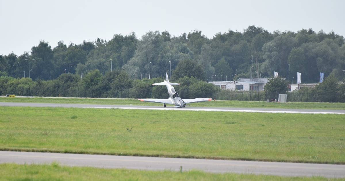 Neuswiel hapert: piloot vliegtuigje maakt noodlanding op Lelystad Airport