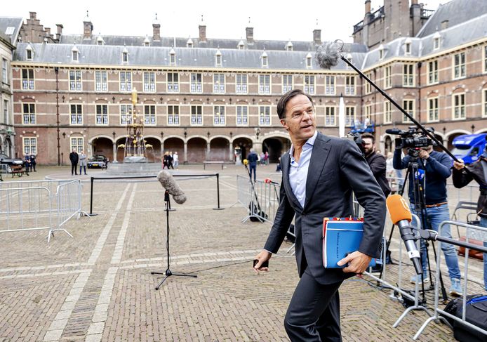 Mark Rutte (VVD) arriveert voor een gesprek met informateur Mariëtte Hamer, Wopke Hoekstra (CDA) en Sigrid Kaag (D66).