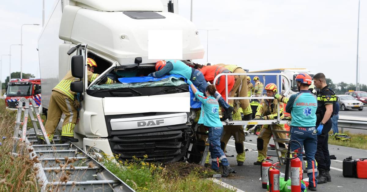 Ernstig ongeluk op de N419; weg volledig afgesloten voor verkeer .
