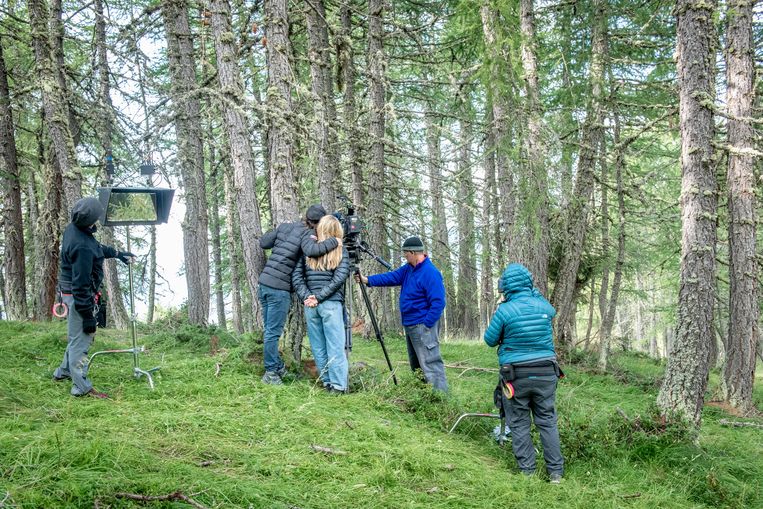 Filmen in de bergen: het ziet er idyllisch uit maar is een hele onder­neming. Cast, crew en materiaal moeten immers op 2.600 meter hoogte geraken. Beeld Christophe De Muynck