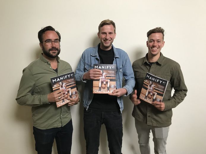 De mannen van Manify zijn trots op de eerste editie van hun papieren blad. Van links naar rechts Roel van der Krabben, Tim van de Pas en Tom van de Wiel.