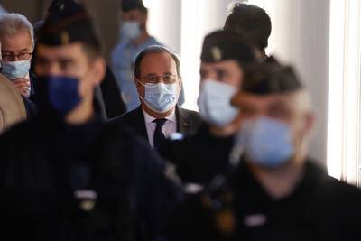 Oud-president Hollande verdedigt Frans beleid tegenover IS en haalt uit naar België op proces rond aanslagen Parijs