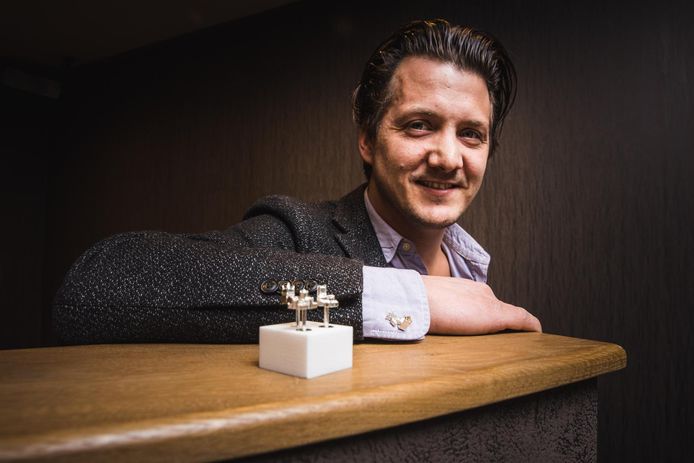 Julien De Maere werkte vier jaar aan zijn zilveren juwelen.