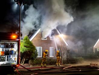 Brandweer heeft flinke kluif aan nachtelijke woningbrand in Steenderen