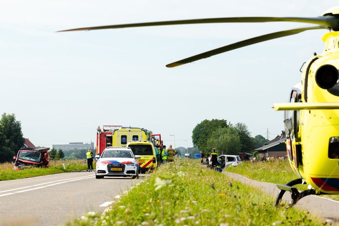 Een busje en een personenauto kwamen frontaal met elkaar in botsing.