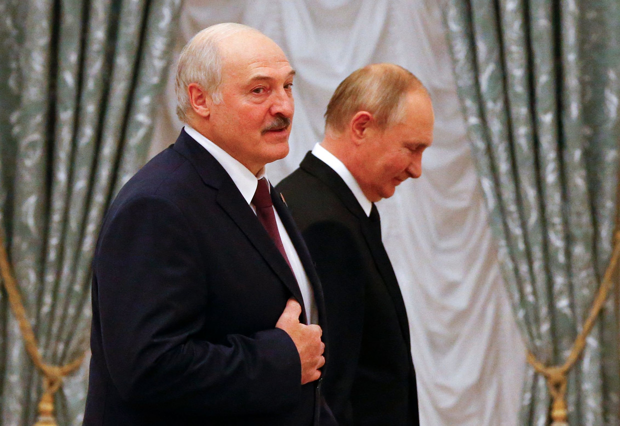 Alexander Loekasjenko (links) en Vladimir Poetin (rechts). Beeld AFP