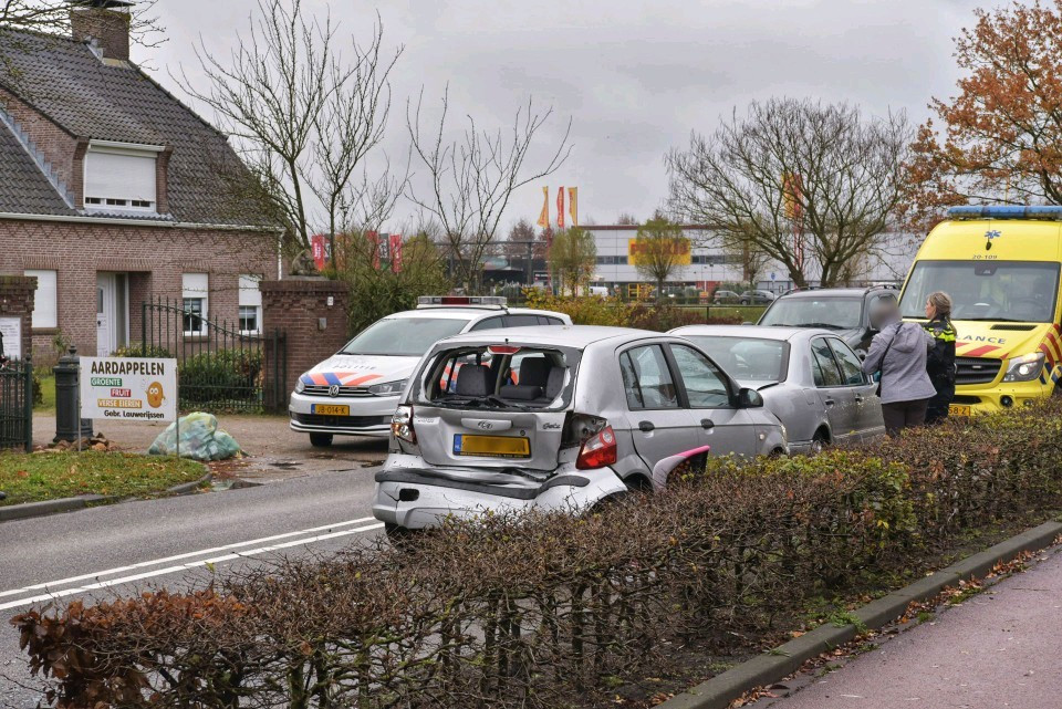 Twee gewonden na botsing met drie auto's in Etten-Leur | Foto | bndestem.nl
