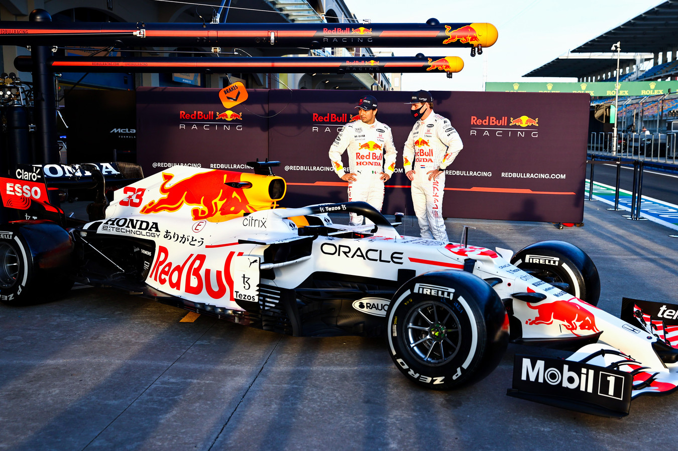 Dit is het nieuwe witte pak van Max Verstappen ‘Hoop dat jullie de kleuren net zo mooi vinden