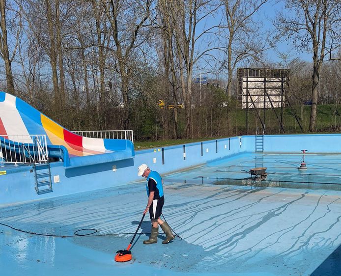 Personeel van het Caribabad in Gorinchem begon eind maart met de schoonmaak van het buitenbad. Daarna is het opnieuw gecoat. Door de sneeuw duurde het langer voordat die coating droog was.
