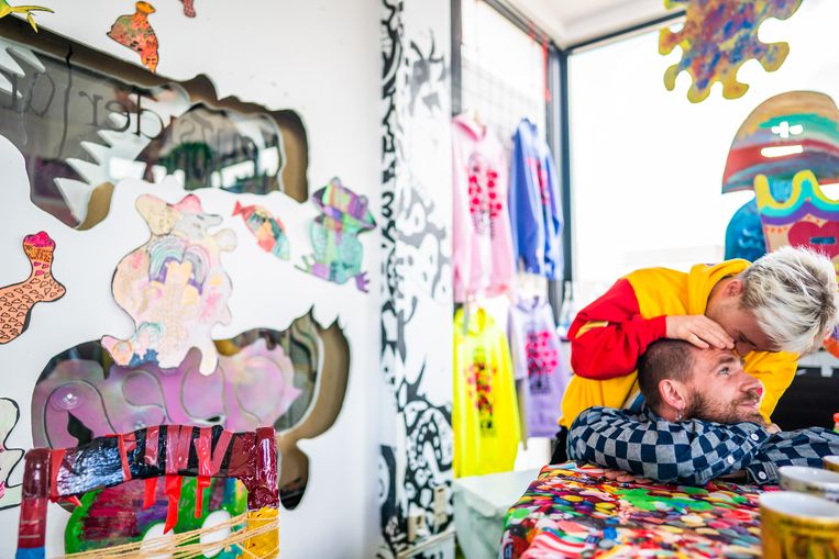 Jan Hoek van Outsiderland en deelnemer Bruin Perry (gele sweater) in kunstpodium Sexyland World tegenover Amsterdam CS.  Beeld Joris van Gennip